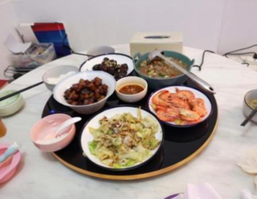 不銹鋼吃飯桌_兒童吃飯桌_吃著飯在飯桌上做