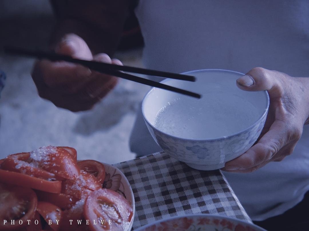 兒童吃飯桌_不銹鋼吃飯桌_吃著飯在飯桌上做