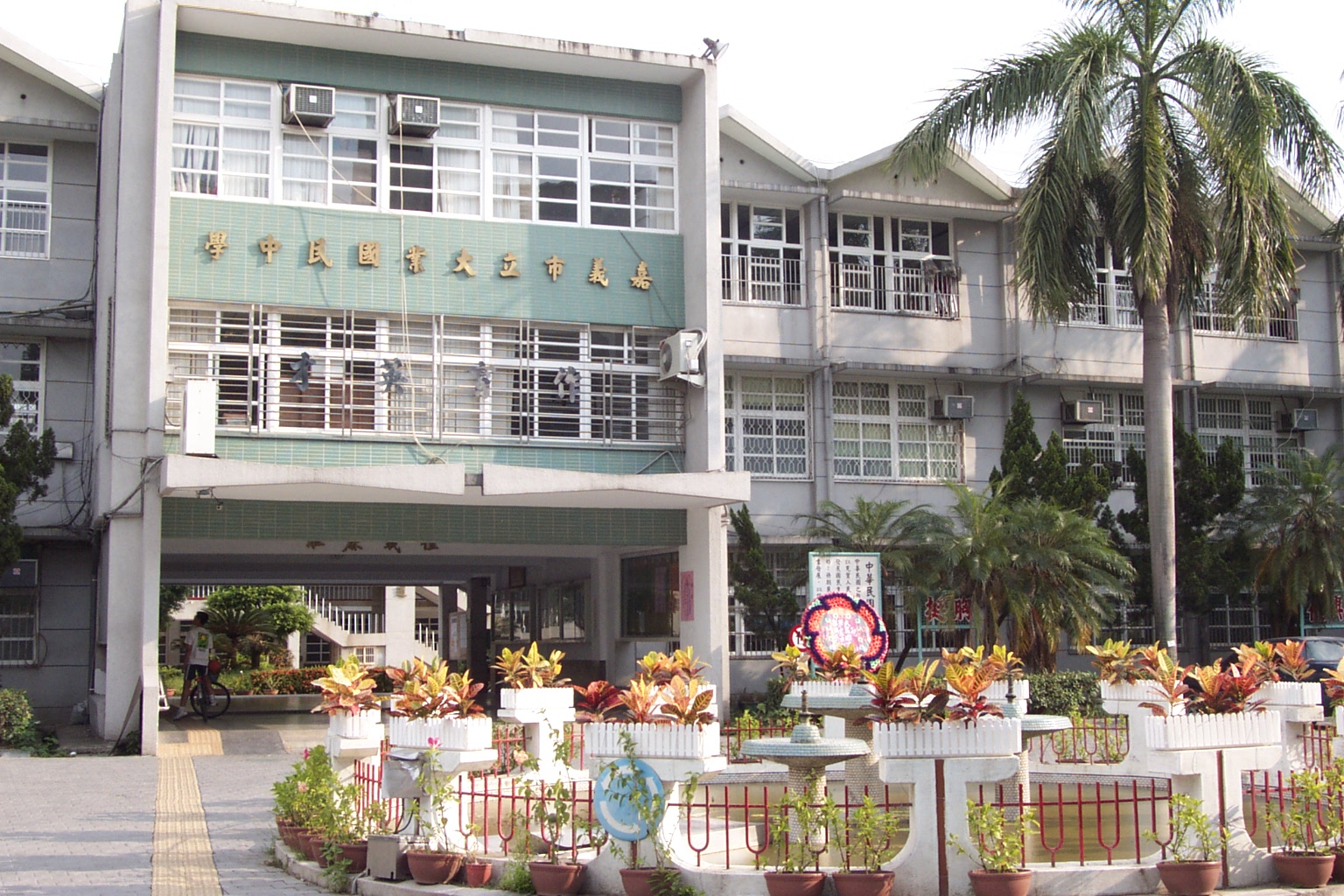 布朗大學在哪個州_非州大學排名2023排行_邁克爾喬丹畢業(yè)大學所在的州
