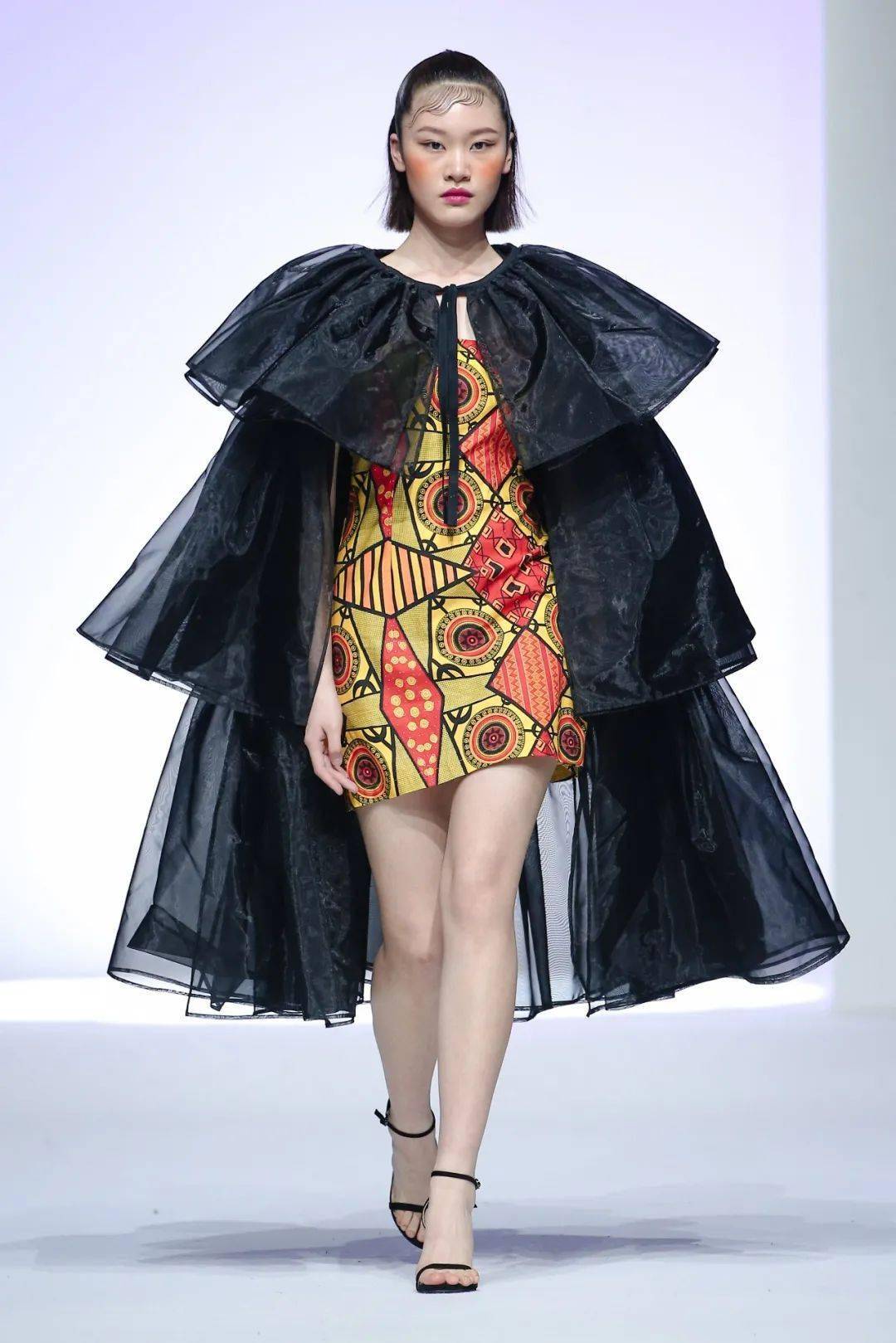 去新加坡穿衣服裝圖片_新加坡國(guó)際服裝品牌_新加坡服裝設(shè)計(jì)學(xué)院