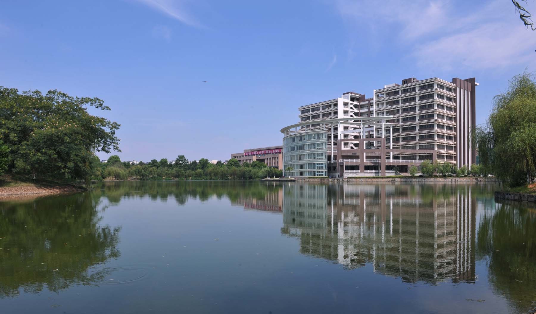 一本大學(xué)2014年在新疆理科錄取分?jǐn)?shù)線排名含線差_南昌航空大學(xué)2015年錄取分?jǐn)?shù)線_南昌大學(xué)錄取分?jǐn)?shù)線