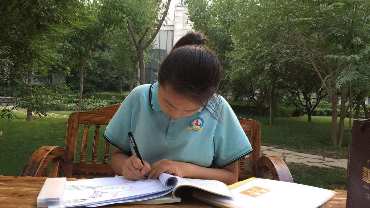 小學(xué)生寫老師的作文_小學(xué)生寫老師的作文_小學(xué)語(yǔ)文老師如何寫