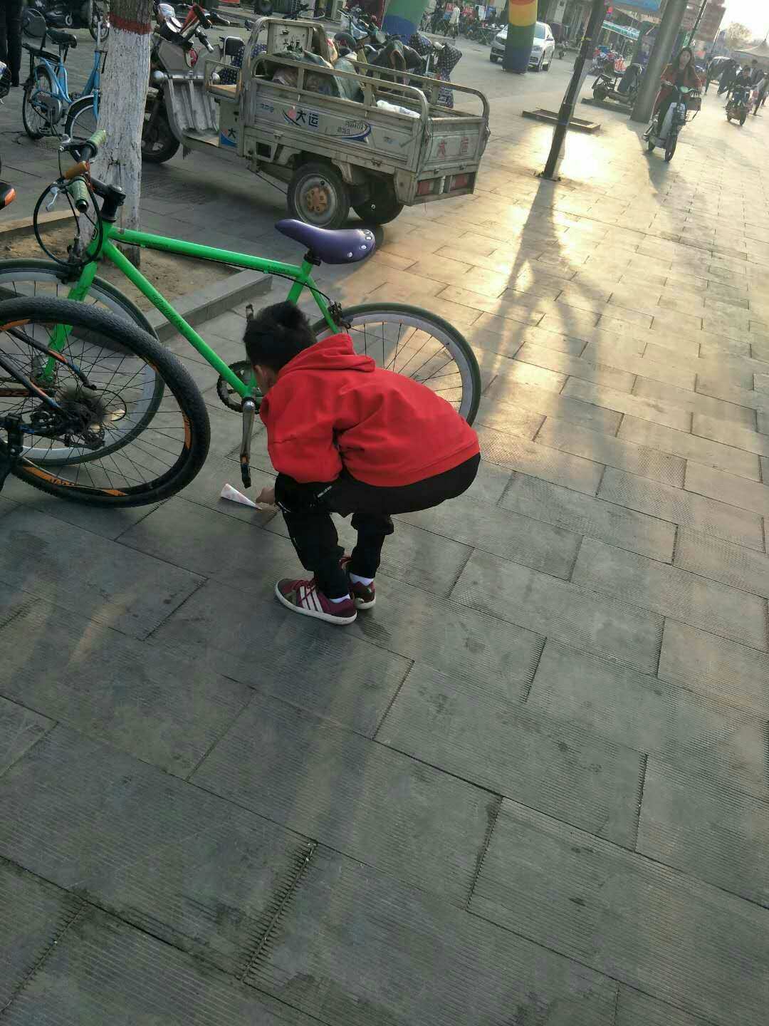 雷鋒在我身邊手抄報內容_雷鋒在我身邊主題班會_我身邊的活雷鋒演講稿