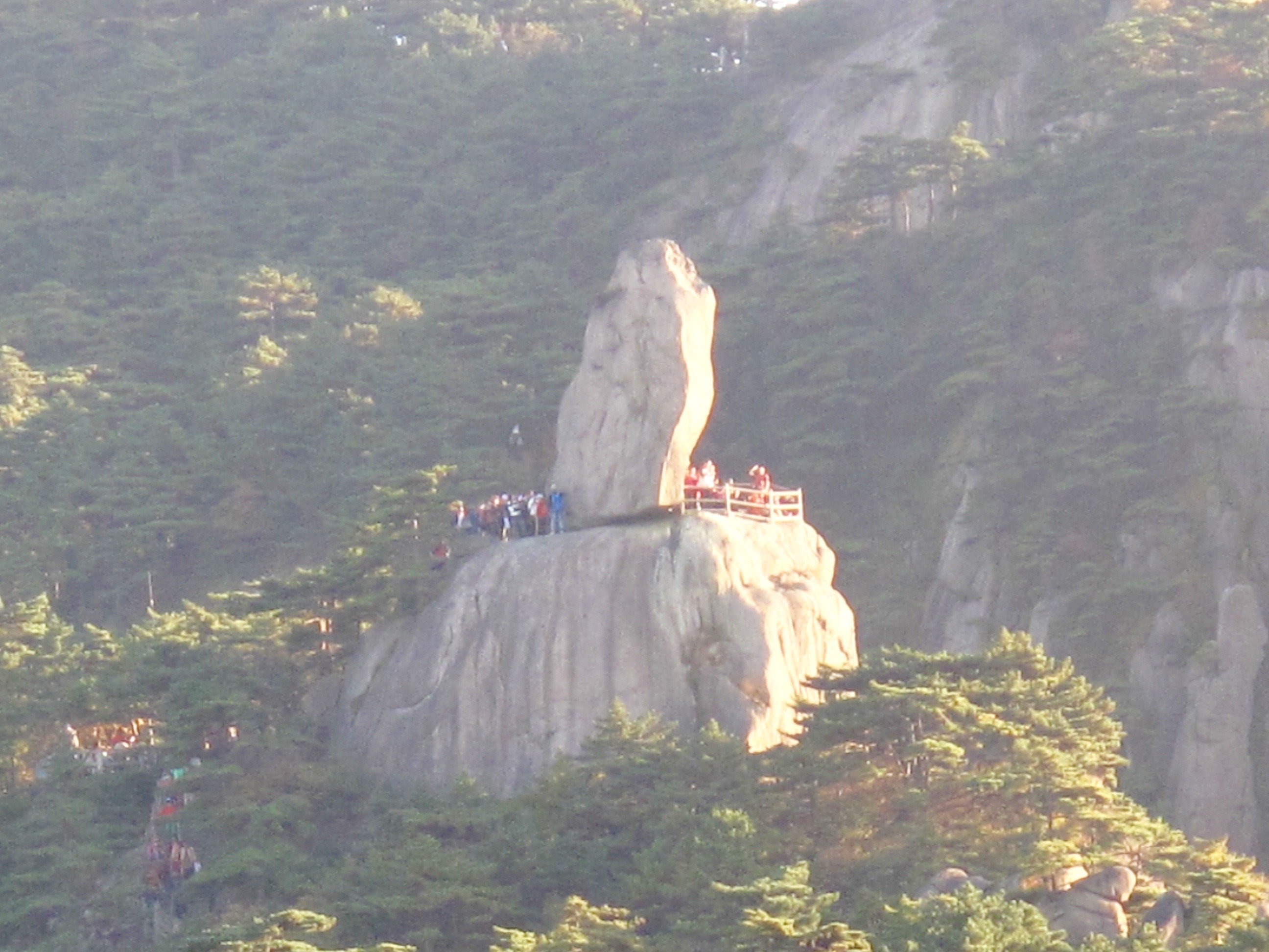 黃山奇石之仙女彈琴_黃山奇石仙女彈琴簡介_黃山奇石仙女彈琴