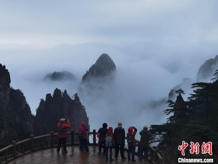 黃山奇石圖片天狗望月介紹_黃山奇石天狗望月圖片_黃山奇石中的天狗望月