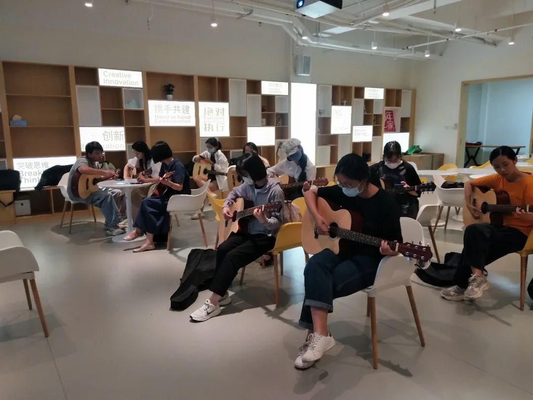 廈門音樂廣播fm909好聽的英語歌_如何應用音樂美學原理來改進學校音樂審美教育論文_廈門音樂學校