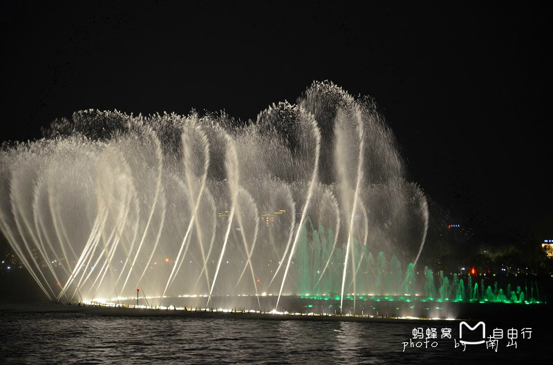 哈利法塔噴泉_噴泉音樂_大雁塔音樂噴泉作文