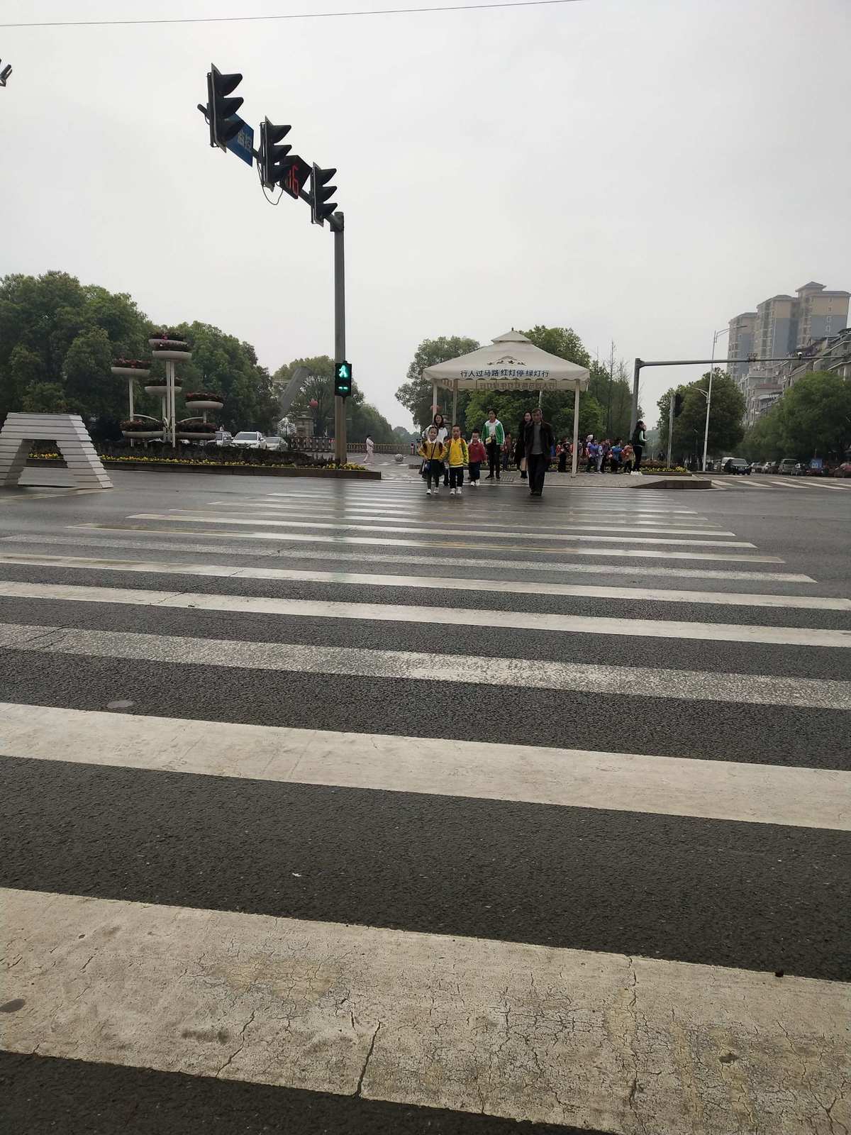 中國式過馬路議論文結尾_中國式過馬路的素材_中國式過馬路作文