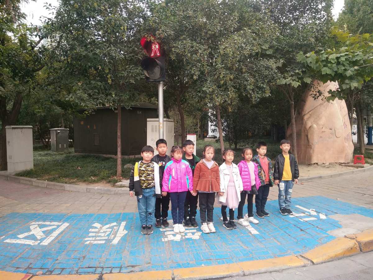 中國式過馬路的素材_中國式過馬路作文_中國式過馬路議論文結尾