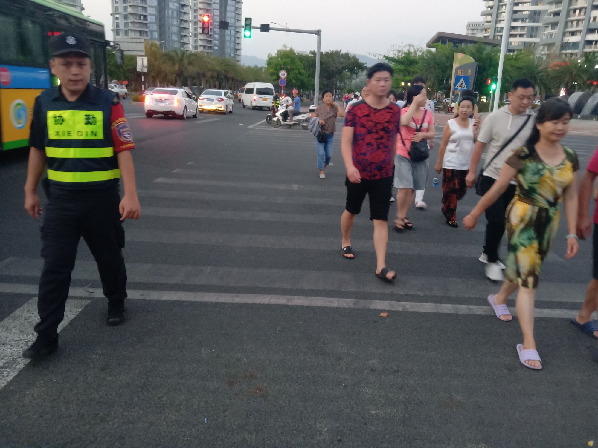 中國式過馬路的素材_中國式過馬路議論文結尾_中國式過馬路作文