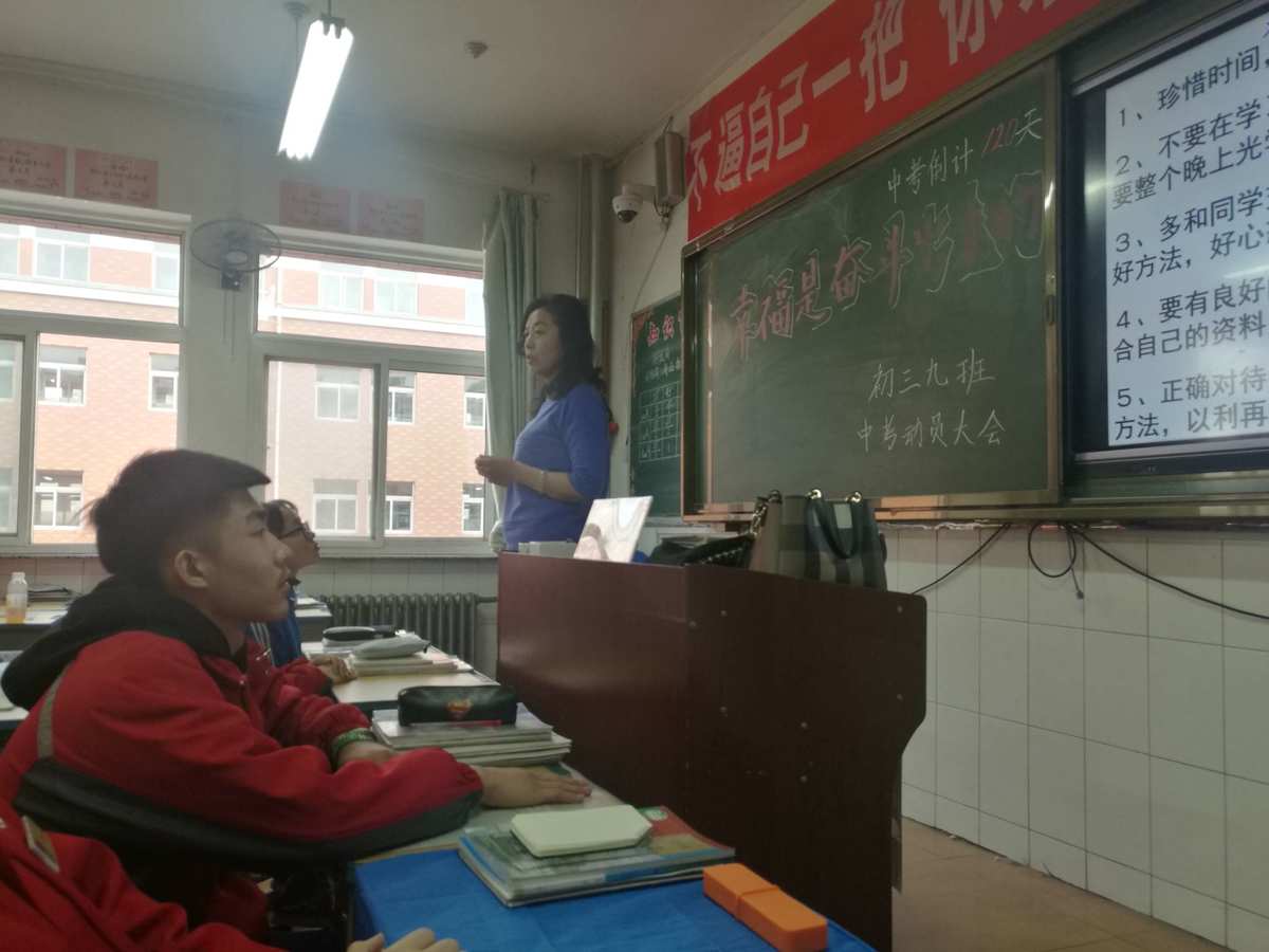 名人尊敬老師的故事_歷史名人尊敬老師的故事_尊敬名人故事老師怎么寫