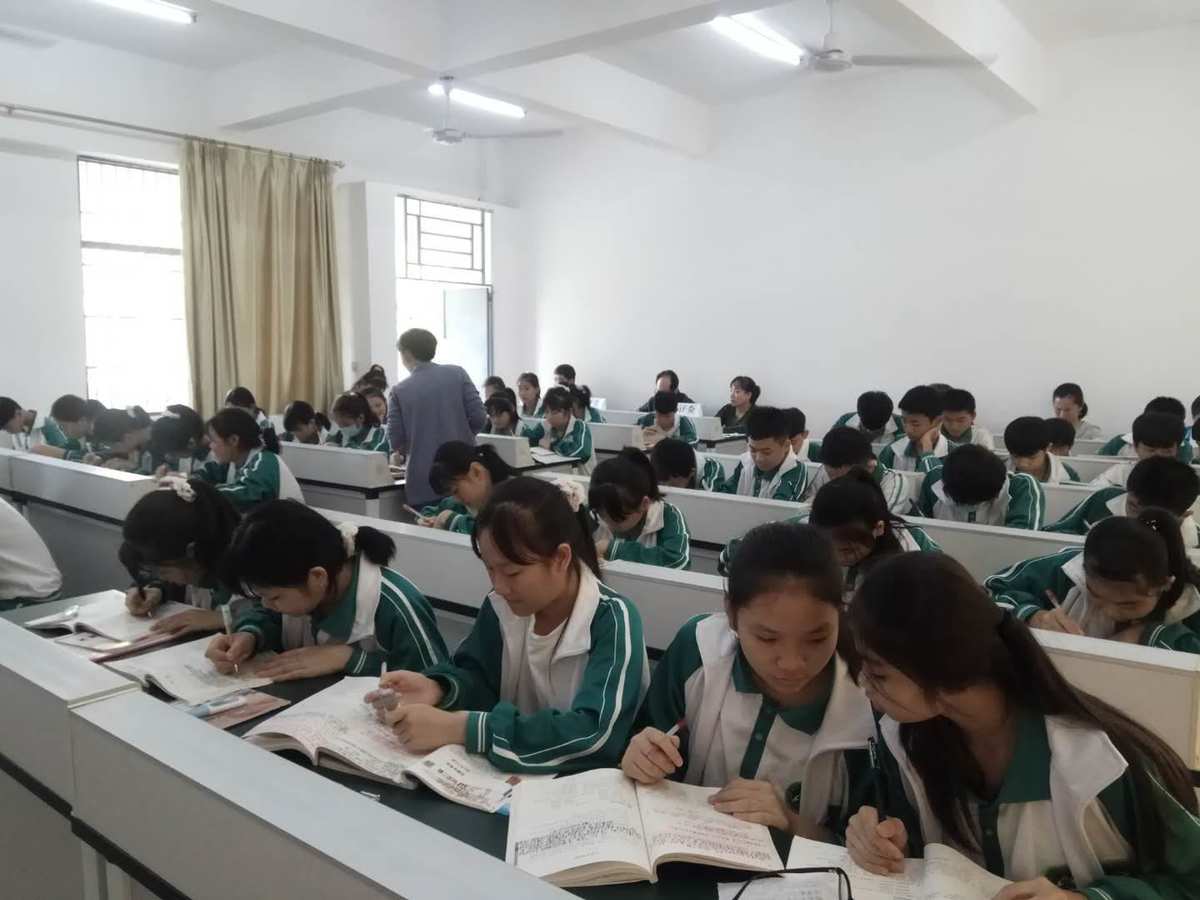 2023芝加哥有哪些大學(xué)最新要求_芝加哥大學(xué)就讀是怎樣體驗(yàn)_芝加哥大學(xué)對(duì)學(xué)生的基本要求