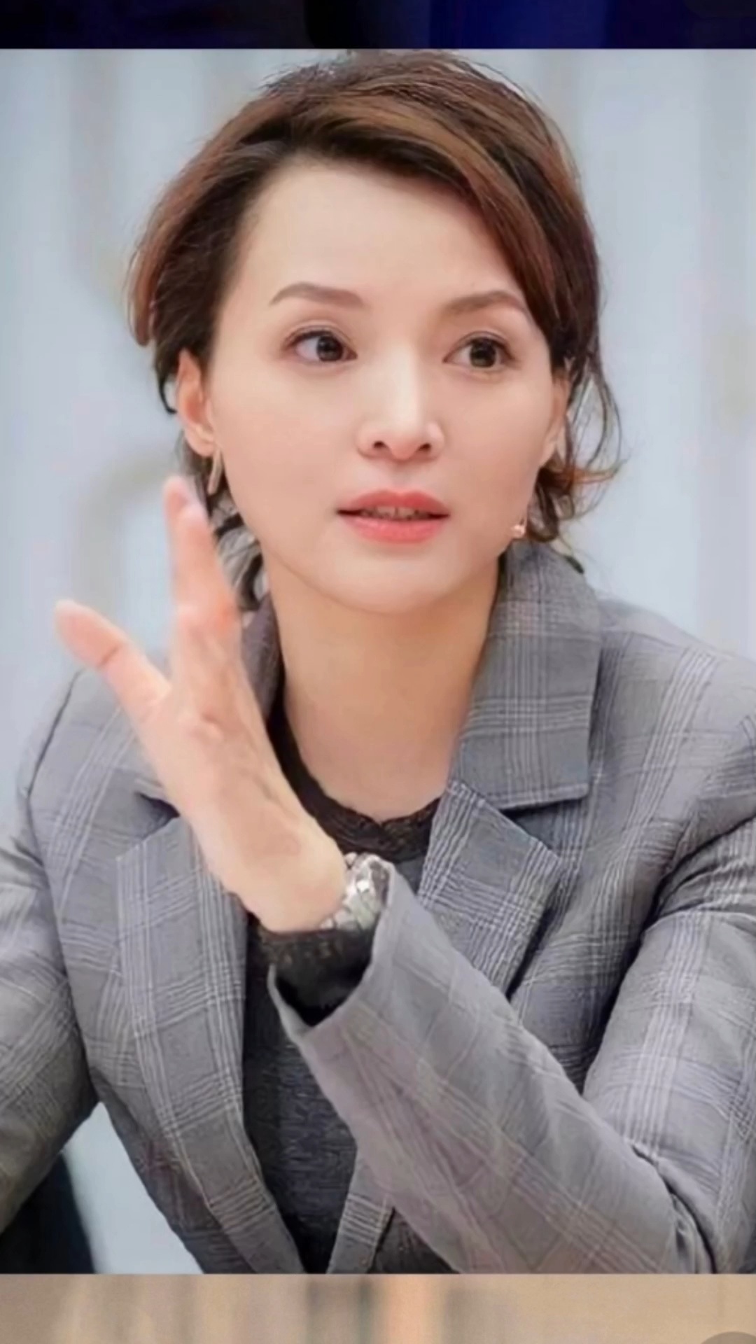 春晚央視董卿主持人是誰_董卿為什么不主持央視春晚了_春晚央視董卿主持的節目