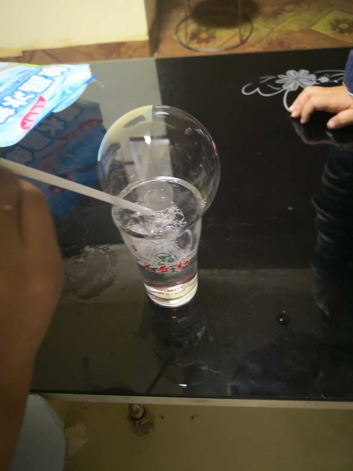 泡泡水女孩毀容圖片_制造泡泡水的時候_如何調泡泡器的泡泡水