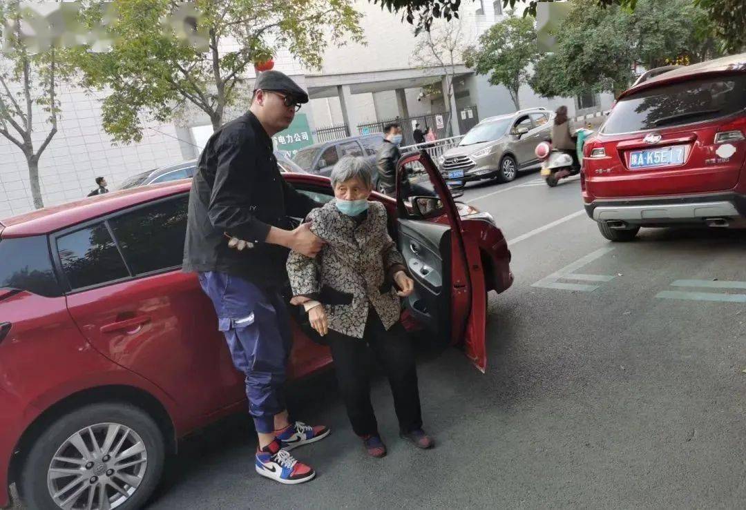 爸爸包的包子_爸爸包包頭有點疼聰明的圖片_我的第一次是我的爸開的包