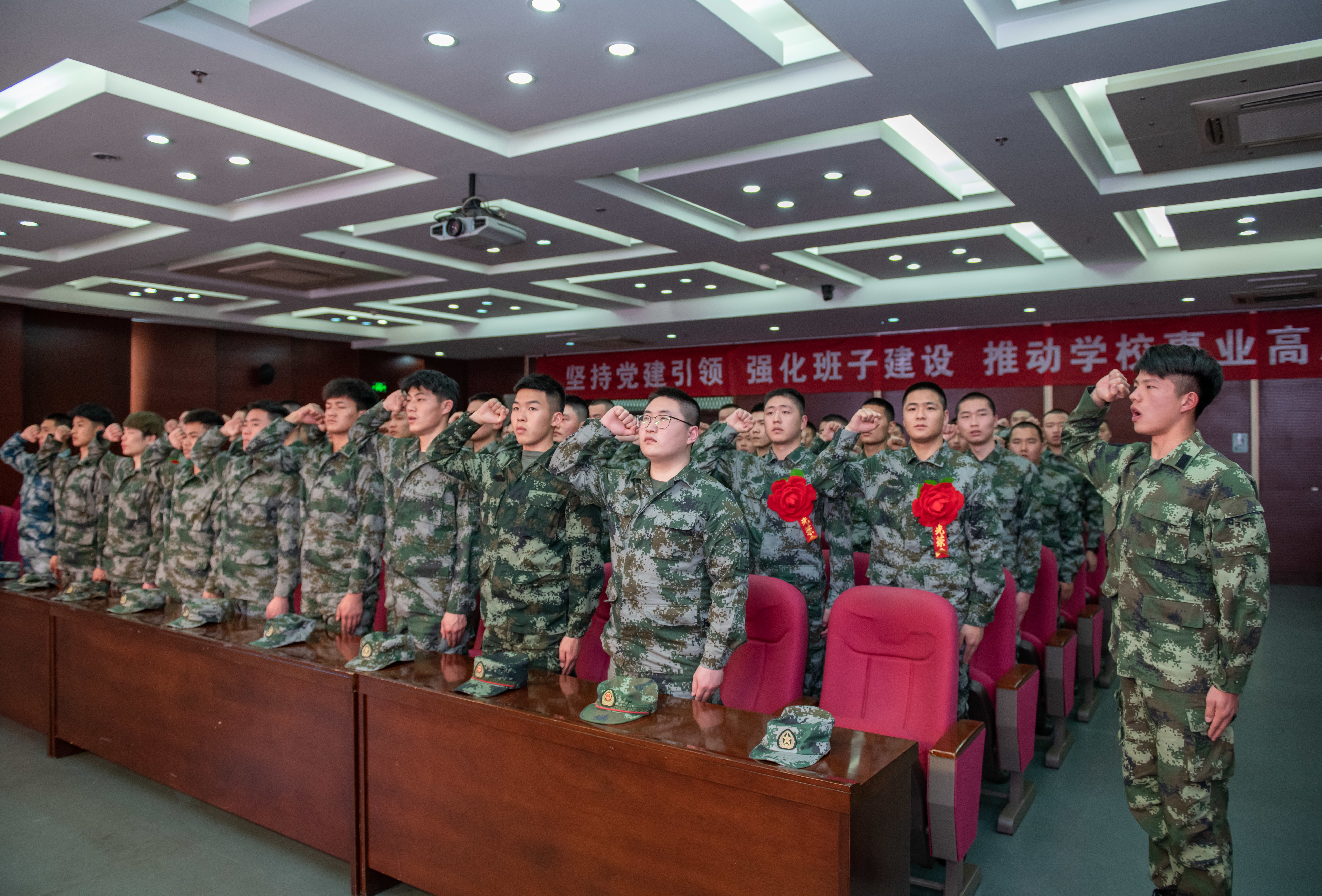退伍簡介_退伍新生軍訓_全班46名新生38人是退伍軍人