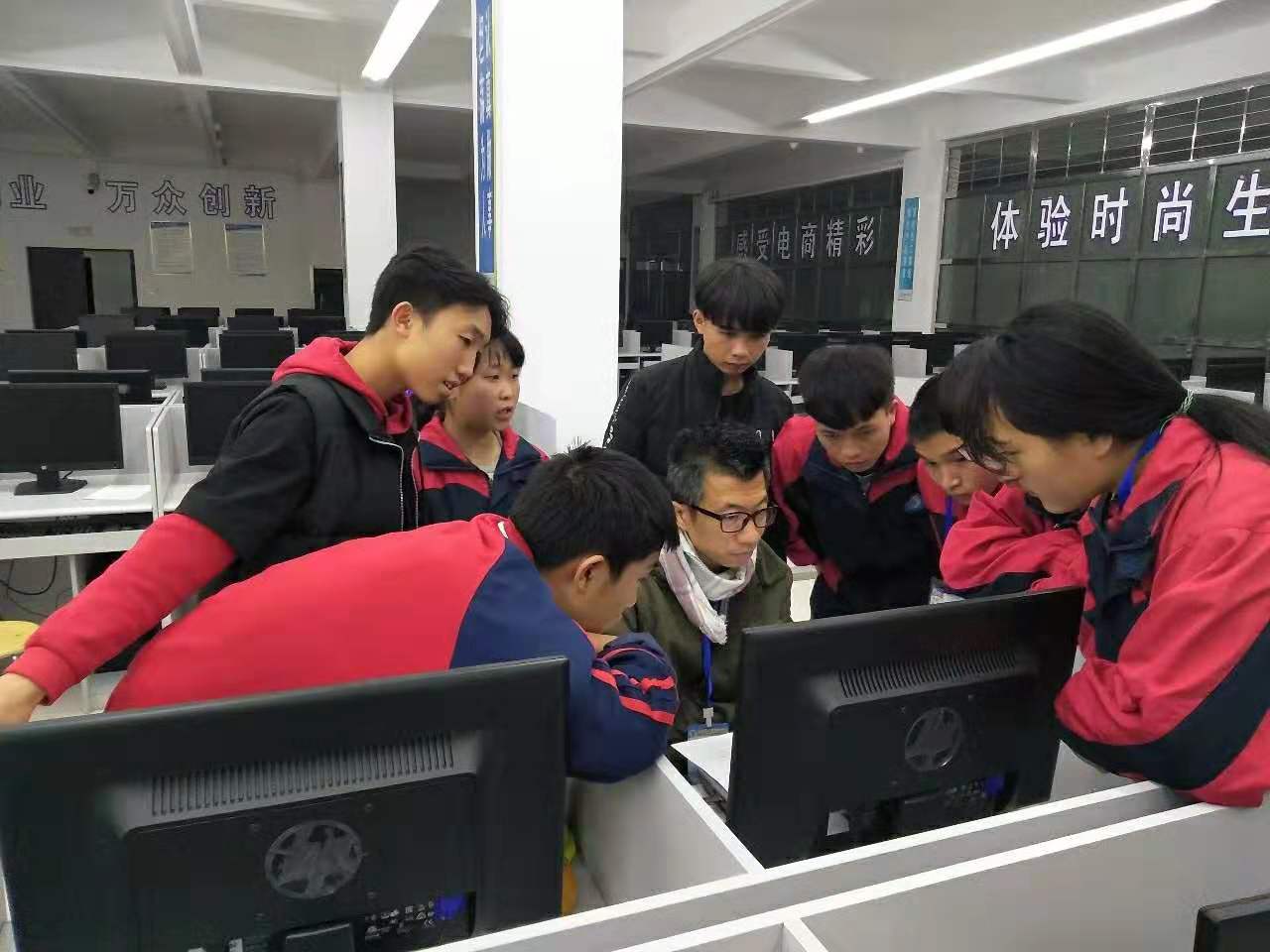 石河子職業(yè)技術(shù)學(xué)校_石河子職業(yè)技術(shù)學(xué)校_石河子職業(yè)技術(shù)學(xué)校