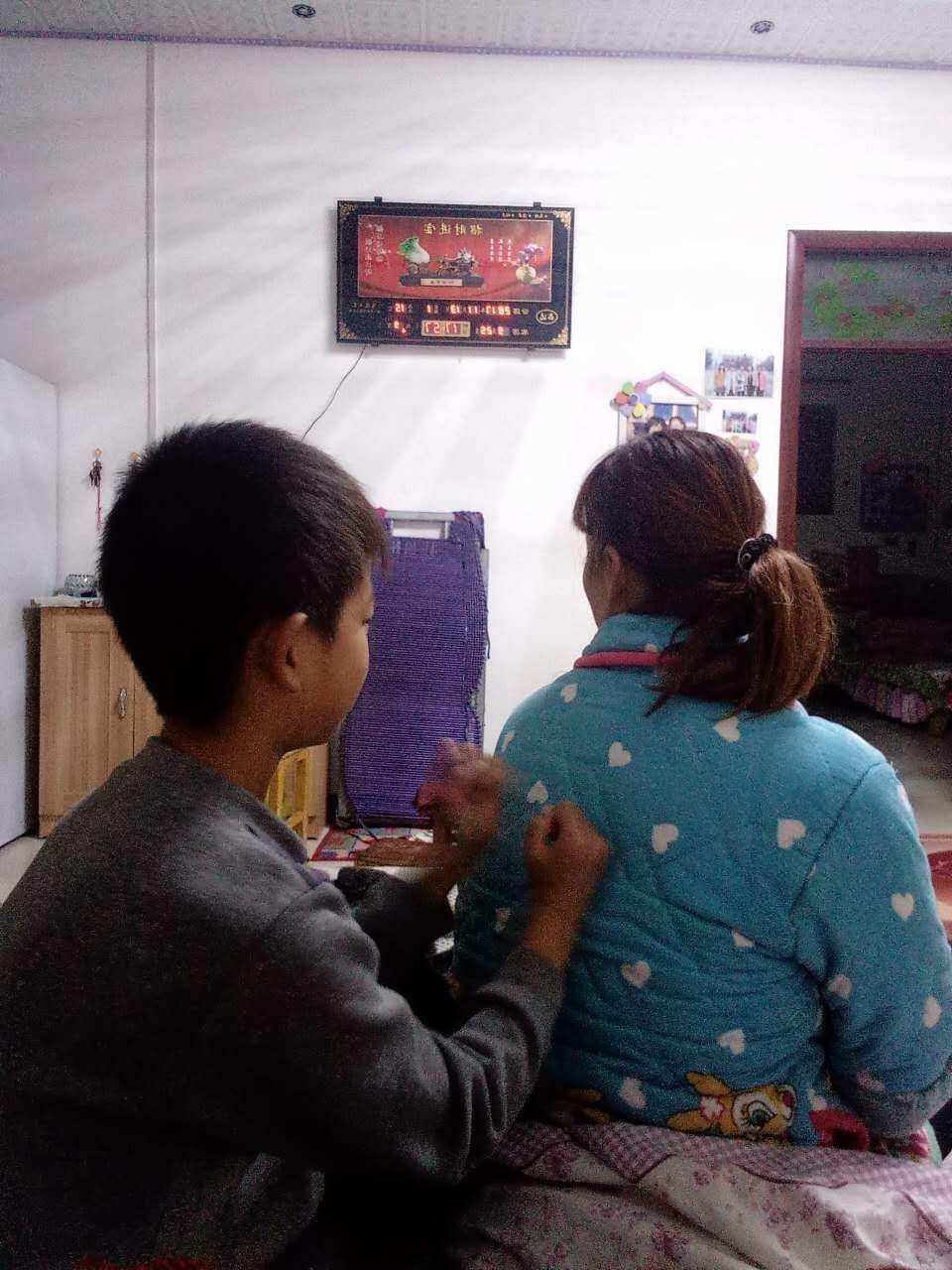 家校互動上海_家?；由虾家?；由虾?/></p>
<p>那就是‘家校互動’我記得我明天講過吧，明天，大家一定要把這件事弄好，一定要弄好，曉得嗎。這件事事關重大！”噠噠噠噠，有傳來一位老師的的步伐聲，哦！那是我們這節課的老師吳老師。</p>
<p>邵老師也看見了步伐聲，說了一句：“大家記牢了嗎？待會兒不要讓我看見有沒有完成這項作業的朋友哦！”說著便跑了出去，我想邵老師大約是不想耽擱我們的體育課，同時也不想在我們的心里留下壞映像吧。我們高高興興的去上體育課了。</p>
<p>4.哪些是家?；?/p>
<p>家?；邮歉改概c老師通過郵件形式取得及時的聯系，老師會通過郵件向父母發報中學活動，通知等等。</p>
<p>“家?；印笔?007年重慶市政府實事項目之一，由天津市信息委、上海市教育委員會聯合推進，為學校、小學和的中學生、教師、家長服務，免費提供互相溝通交流的網上互動平臺。家?；佑脩艨梢员憬莸孬@取個性化的教學信息（比如：自己的、本班的）、享受豐富的網上教育資源。</p>
<p>擴充資料：加入家?；拥姆绞接袃蓚€：1、填寫《家?；佑脩舻怯洷怼?，并再度進行“激活”操作。這樣做給您添麻煩了！不過，請放心，您原有的用戶名和所有信息一點都不會遭到影響。</p>
<p>2、點擊家?；邮醉撋系摹凹尤爰倚；印?，輸入小孩的居民信箱用戶名，懇請綁定監護關系；之后由兒子登陸自己的帳戶<strong>家?；由虾?/strong>，“認可”家長身分，父母即可加入家校互動。參考資料：百度百科-家?；印?/p>    </div>
    
    <script src=/d/js/acmsd/thea5.js></script>
    <div   id="7zrxk3prr3x"   class="more-page clr f16 fc9 margin-b20">
      <div   id="7zrxk3prr3x"   class="fll m-cell ellipsis"> <span>上一篇：</span>      <a href="/lxgl/xjp/38727.html" class="ah1">幼兒園中班優秀體育教案</a>
       </div>
      <div   id="7zrxk3prr3x"   class="flr m-cell ellipsis"> <span>下一篇：</span><a href="/lxgl/xjp/92722.html" class="ah1">《中國留學發展報告（2022）》藍皮書出版，留學目的國選擇趨</a> </div>
    </div>
    <div   id="7zrxk3prr3x"   class="taps-list clr">
      <ul>
        <li><a class="f14 white" href="/azlx/">澳大利亞留學好不好？</a></li>
        <li><a class="f14 white" href="/yglx/lxpm/">英國有哪些好大學？</a></li>
        <li><a class="f14 white" href="/mg/fy/">美國留學怎樣省錢？</a></li>
        <li><a class="f14 white" href="/lxgl/">申請留學需要哪些材料</a></li>
        <li><a class="f14 white" href="/lxbk/ielts1/">雅思好考嗎？</a></li>
        <li><a class="f14 white" href="/sjwt/zy/">留學專業如何選擇</a></li>
        <li><a class="f14 white" href="/yxk/">那些大學比較好</a></li>
        <li><a class="f14 white" href="/sjwt/">高考留學途徑有哪些？</a></li>
        <li><a class="f14 white" href="/sjwt/">哪些大學有2+2留學項目</a></li>
        <li><a class="f14 white" href="/mg/">美國留學常見問題</a></li>
        <li><a class="f14 white" href="/yglx/">英國留學常見問題</a></li>
        <li><a class="f14 white" href="/azlx/">澳洲留學常見問題</a></li>
        <li><a class="f14 white" href="/sjwt/">出國留學時間該如何規劃</a></li>
        <li><a class="f14 white" href="/sjwt/">高考后留學怎么辦？</a></li>
        <li><a class="f14 white" href="/sjwt/">我想留學</a></li>
        <li><a class="f14 white" href="/sjwt/">藝術生留學需注意哪些問題</a></li>
        <li><a class="f14 white" href="/sjwt/">出國留學怎樣省錢？</a></li>
        <li><a class="f14 white" href="/sjwt/">高考留學擇校專題</a></li>
        <li><a class="f14 white" href="/sjwt/">2021年留學政策變化</a></li>
        <li><a class="f14 white" href="/sjwt/">我想留學</a></li>
           </ul>
    </div>
    <div   id="7zrxk3prr3x"   class="session3 margin-b20">
      <div   id="7zrxk3prr3x"   class="title tar">
        <h4 class="f22 fc0 tal">相關文章</h4>
      </div>
      <script src=/d/js/acmsd/thea6.js></script>
      <div   id="7zrxk3prr3x"   class="content-main">
        <div   id="7zrxk3prr3x"   class="cell clr">
          <ul>
            <li>
              <p class="fll txt"><span></span><a class="ellipsis ah1 f14 fc3" href="/lxgl/xjp/72925.html">位列今年世界大學商科類排名第1,奪得第2,斯坦福大學</a> </p>
            </li>
            <li>
              <p class="fll txt"><span></span><a class="ellipsis ah1 f14 fc3" href="/lxgl/xjp/84223.html">360教育：2022世界大學排名第7</a> </p>
            </li>
            <li>
              <p class="fll txt"><span></span><a class="ellipsis ah1 f14 fc3" href="/lxgl/xjp/81862.html">從日本留學申請的條件方面對留學生們進行詳細介紹</a> </p>
            </li>
            <li>
              <p class="fll txt"><span></span><a class="ellipsis ah1 f14 fc3" href="/lxgl/xjp/38659.html">幼兒園中班繪畫青蛙呱呱叫教案與反思</a> </p>
            </li>
            <li>
              <p class="fll txt"><span></span><a class="ellipsis ah1 f14 fc3" href="/lxgl/xjp/88188.html">德國留學一年的費用清單，你知道多少？學校百科網</a> </p>
            </li>
            <li>
              <p class="fll txt"><span></span><a class="ellipsis ah1 f14 fc3" href="/lxgl/xjp/83257.html">英國奢侈品管理專業就業前景怎么樣？</a> </p>
            </li>
            <li>
              <p class="fll txt"><span></span><a class="ellipsis ah1 f14 fc3" href="/lxgl/xjp/38219.html">女孩子做客服好嗎</a> </p>
            </li>
            <li>
              <p class="fll txt"><span></span><a class="ellipsis ah1 f14 fc3" href="/lxgl/xjp/74928.html">英國帝國理工大學世界排名留學直通班課程介紹中國訪問中國</a> </p>
            </li>
            <li>
              <p class="fll txt"><span></span><a class="ellipsis ah1 f14 fc3" href="/lxgl/xjp/80016.html">韓國留學費用一覽表，你準備好了嗎？！</a> </p>
            </li>
            <li>
              <p class="fll txt"><span></span><a class="ellipsis ah1 f14 fc3" href="/lxgl/xjp/84070.html">韓國駐沈陽領事館簽證查詢你的簽證現在是審查中</a> </p>
            </li>
          </ul>
        </div>
      </div>
    </div>
    <div   id="7zrxk3prr3x"   class="session3 margin-b20">
      <div   id="7zrxk3prr3x"   class="title tar margin-b10">
        <h4 class="f22 fc0 tal">為您推薦</h4>
      </div>
      <div   id="7zrxk3prr3x"   class="content-main home2-center" id="_elm">
        <div   id="7zrxk3prr3x"   class="article-list">
          <div   id="7zrxk3prr3x"   class="img-article">
            <a href="/lxgl/xjp/92666.html"><div   id="7zrxk3prr3x"   class="img-box" style="background-image: url(