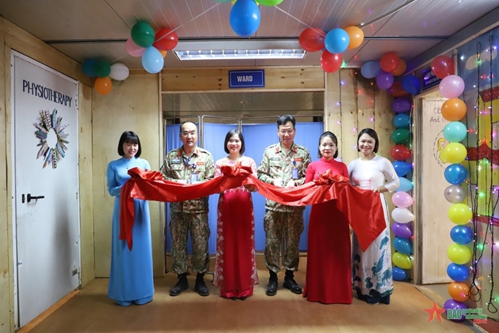 婦女廢墟中分娩_廢墟中的女人_廢墟獲救女嬰母親身亡