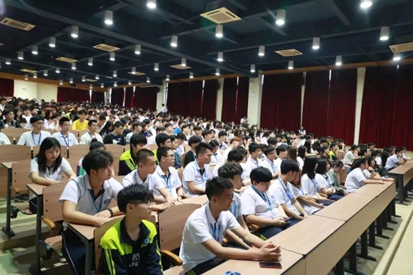白云技師學院學費多少_白云技師學院是公辦嗎_白云技師學院