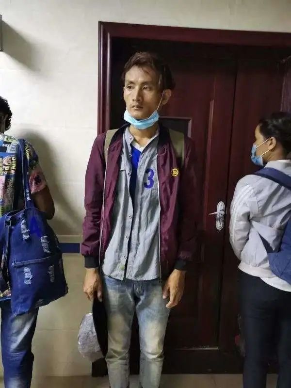 青島留學生逃避隔離爬窗逃跑_青島隔離跳窗女子_青島一留學生拒絕隔離跳窗逃跑