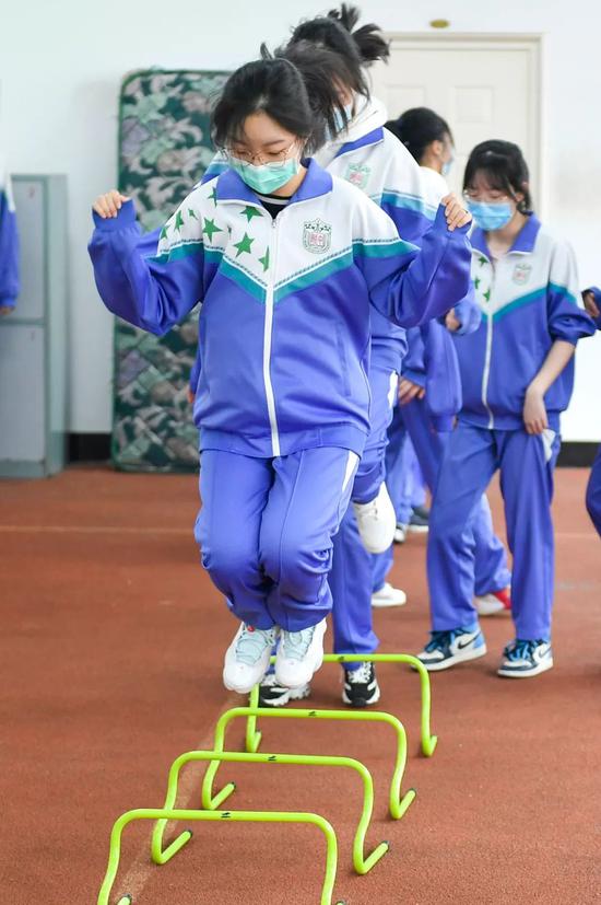體育課戴口罩能做哪些運動_體育課不允許戴N95口罩_體育課戴口罩跑步