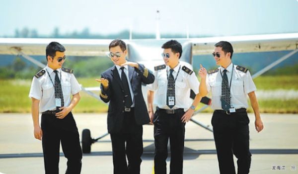 中國(guó)人民解放軍空軍航空大學(xué)航空飛行與指揮畢業(yè)后_長(zhǎng)春空軍航空大學(xué)分?jǐn)?shù)_空軍航空大學(xué)錄取分?jǐn)?shù)
