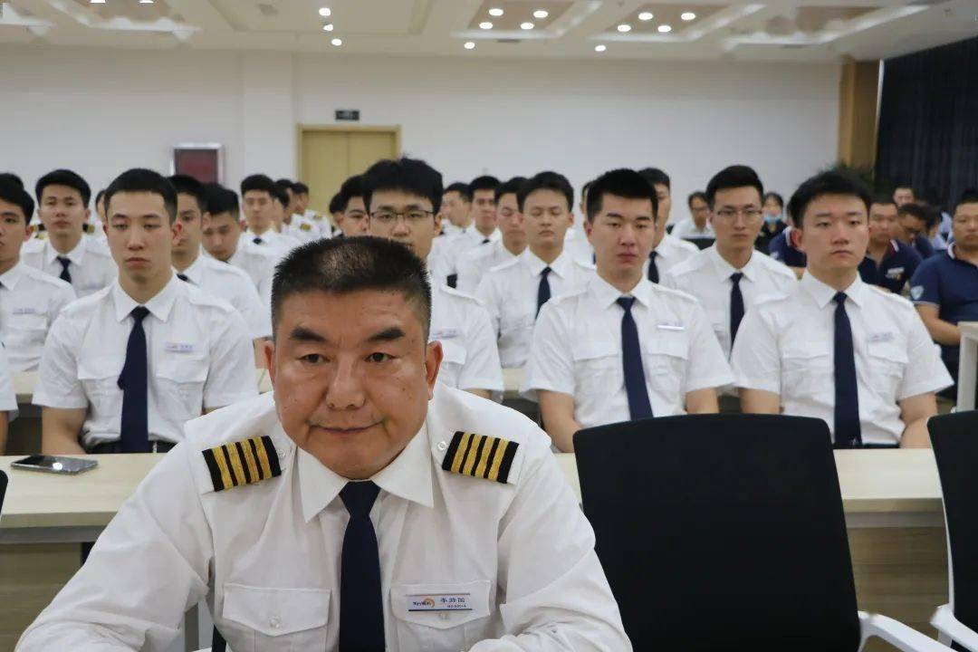 長(zhǎng)春空軍航空大學(xué)分?jǐn)?shù)_中國(guó)人民解放軍空軍航空大學(xué)航空飛行與指揮畢業(yè)后_空軍航空大學(xué)錄取分?jǐn)?shù)