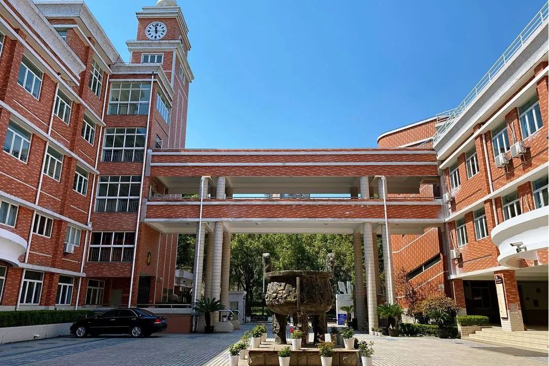 中華女子德慧大學(xué)堂_中華女子學(xué)院怎么樣_中華女子第一行