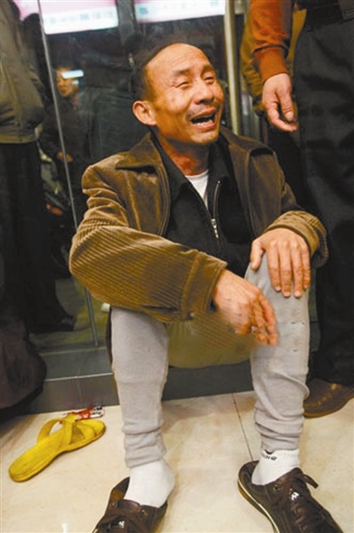 下跪攔車救妻子_男子跪地_男子為逃單下跪