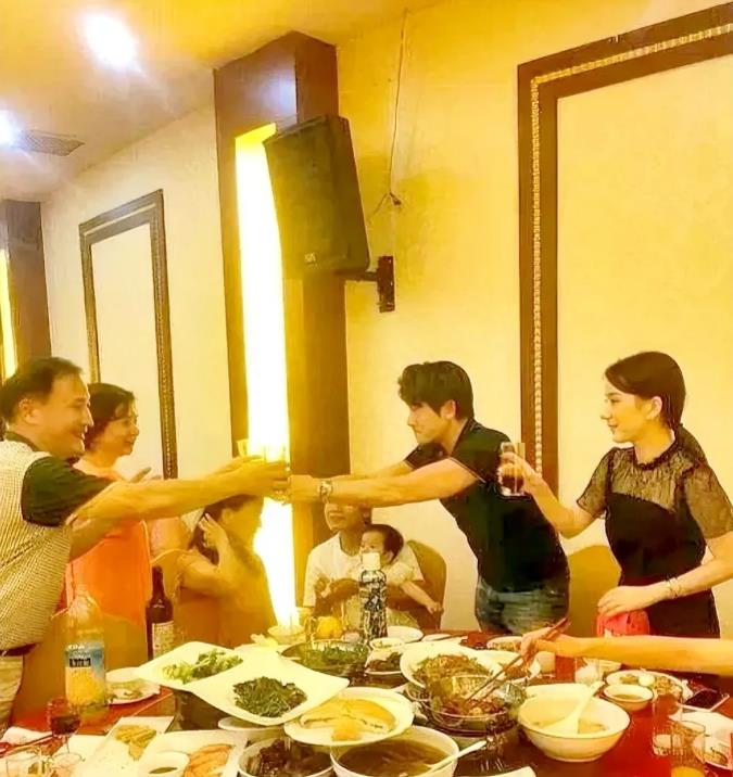 點頭哈腰是成語嗎_點頭哈腰的含義_點頭哈腰的意思