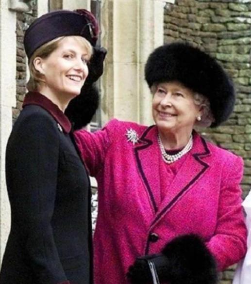 女王現任英國首相_現任英國女王長什么樣_英國現任女王