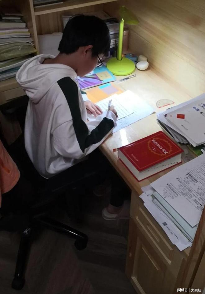 _四級(jí)作文范文帶翻譯：大學(xué)生做社區(qū)服務(wù)_四級(jí)作文范文帶翻譯：大學(xué)生做社區(qū)服務(wù)