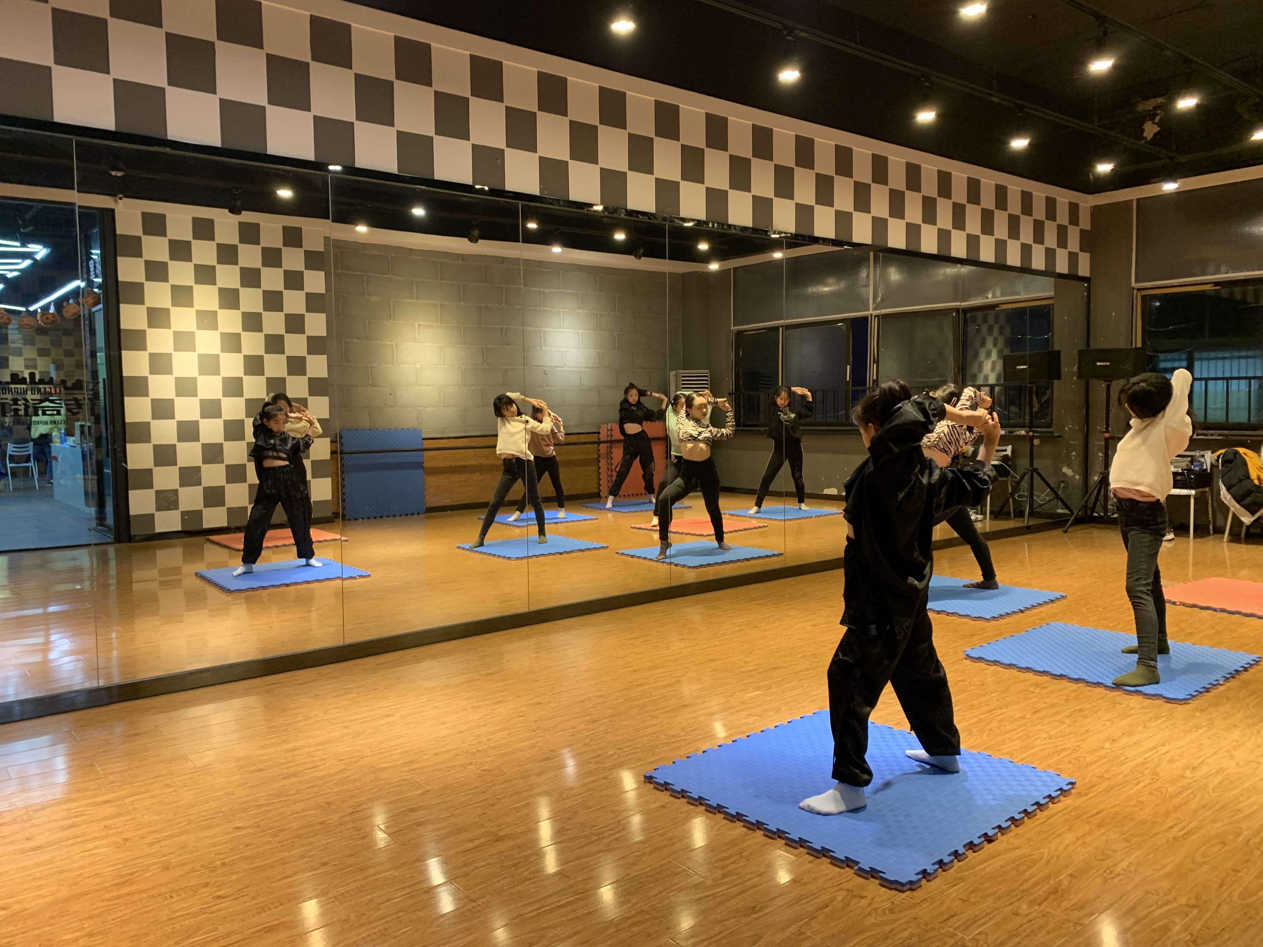 夏宇陽光舞蹈培訓(xùn)基地_陽光舞蹈俱樂部_夏宇陽光舞蹈培訓(xùn)加盟