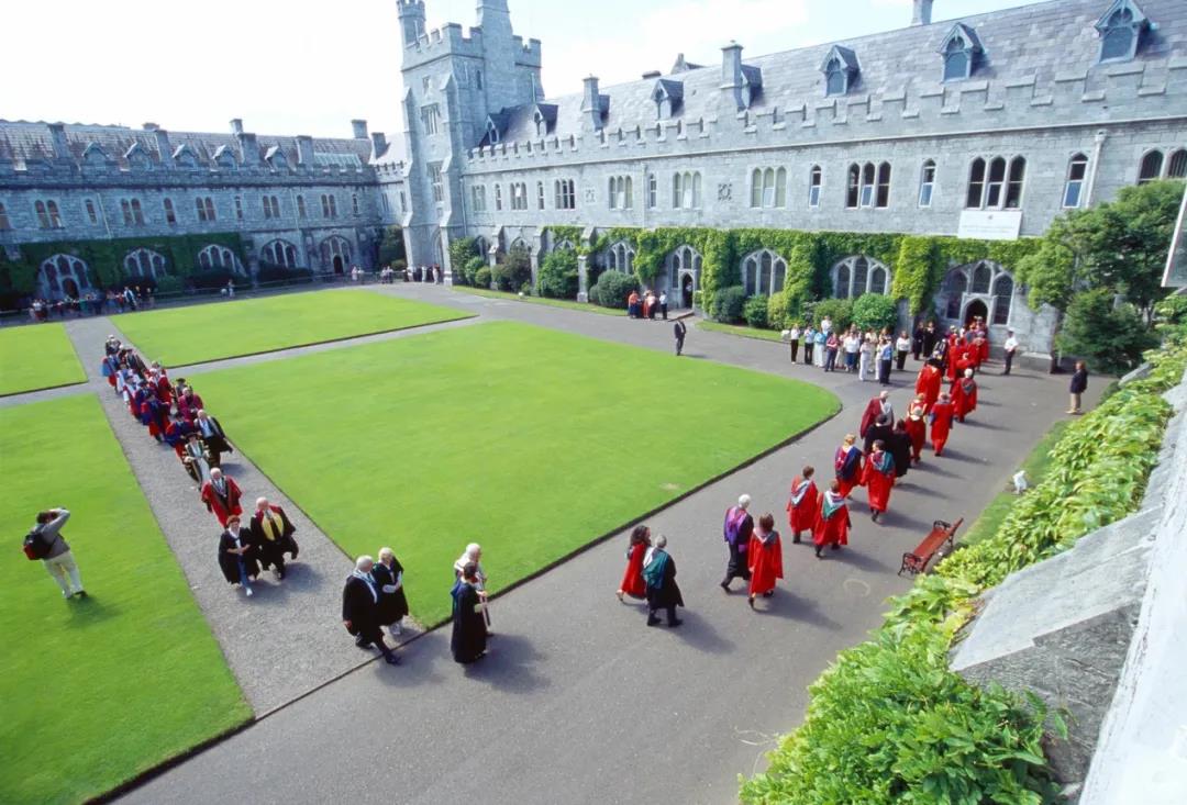 buckingham大學_大學內留學_大學生4