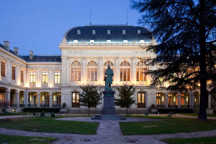 法國(guó)里昂大學(xué)_里昂第二大學(xué)歷史沿革_Université Lumière Lyon 2