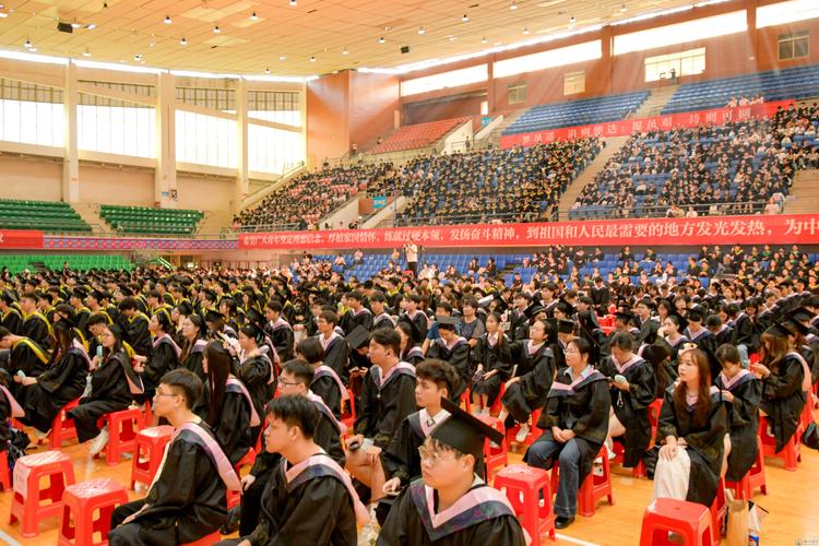 南京師范大學附屬中學樹人學校畢業典禮 青春是美麗的 校訓十年樹木百年樹人_南京樹人中學