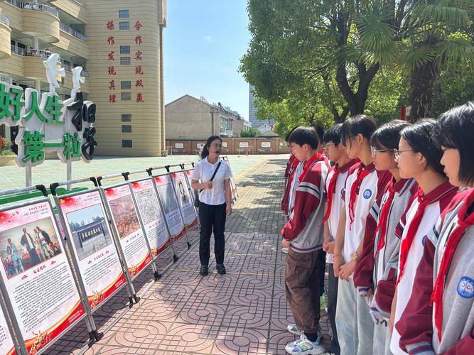 低年級手工作品傳遞和平向往_合肥一六八玫瑰園學校九三閱兵實踐活動作業展_抗戰勝利70周年手抄報