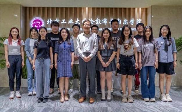 英國(guó)倫敦布魯內(nèi)爾大學(xué)學(xué)位授予儀式_布魯內(nèi)爾大學(xué)_北方工業(yè)大學(xué)倫敦布魯內(nèi)爾學(xué)院畢業(yè)典禮