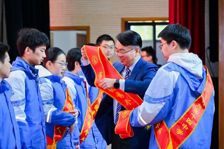 杭州十四中_杭州第十四中學(xué)開學(xué)典禮_回眸百廿來時(shí)路奮楫揚(yáng)帆新征程